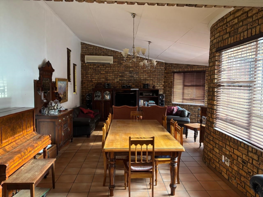 5 Bedroom Property for Sale in Safari Gardens North West